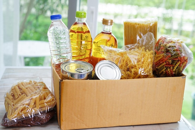 Alimenti in scatola di donazione per volontari per aiutare le persone