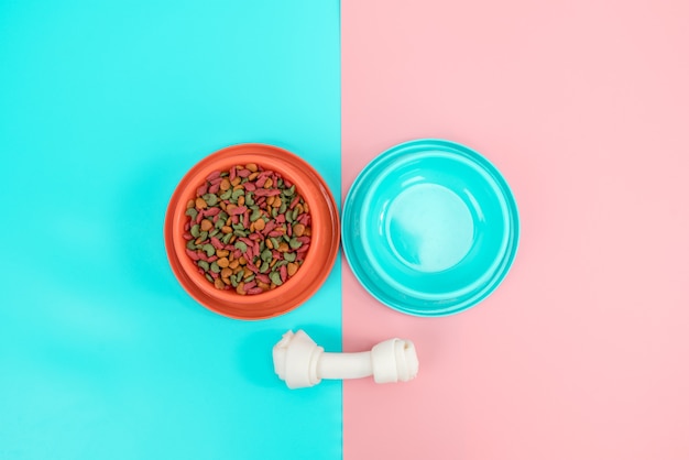 Alimenti per animali domestici e snack con copia spazio su sfondo colorato