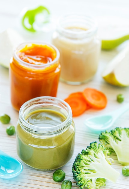 Alimenti per bambini, assortimento di purea di frutta e verdura, piatto, vista dall'alto, spazio per il testo