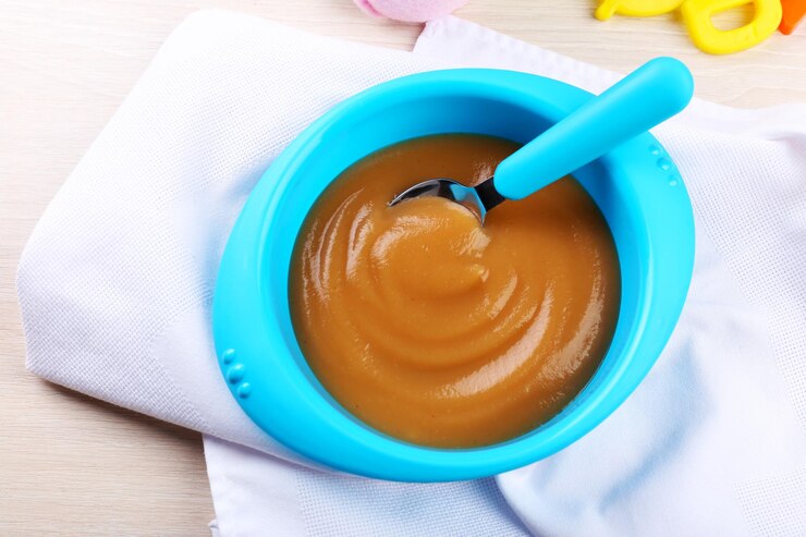 Foto alimenti per bambini freschi in una ciotola con il cucchiaio