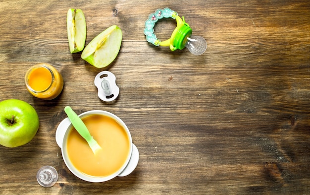 Alimenti per bambini Purea di mele verdi su fondo in legno