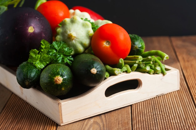 Alimenti ricchi di fibre. Dietting. Zzuchini, pomodori, cetrioli, fagioli.