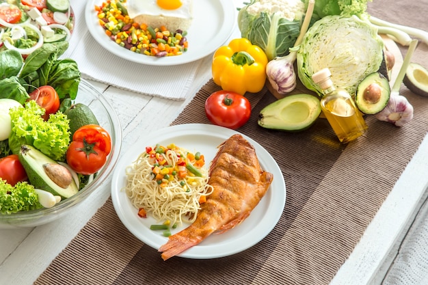 Alimenti sani biologici sul tavolo da pranzo