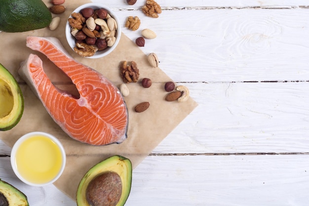 Alimenti sani, verdure, noci e salmone Con vitamina omega 3