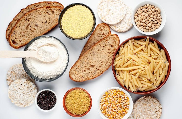 Foto alimenti senza glutine su un tavolo bianco