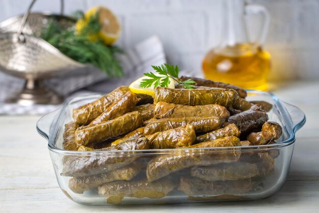 Alimenti turchi; foglie ripiene (yaprak sarmasi)