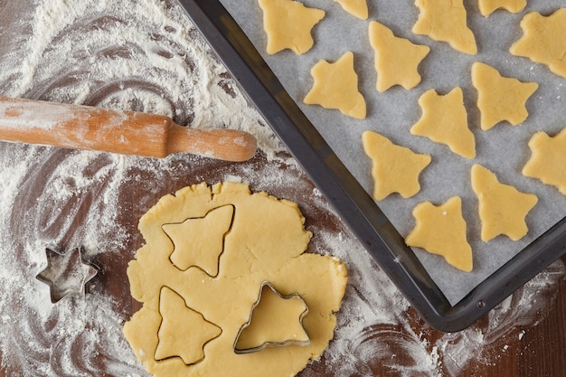 Alimento astratto di natale con le muffe e la farina dei biscotti