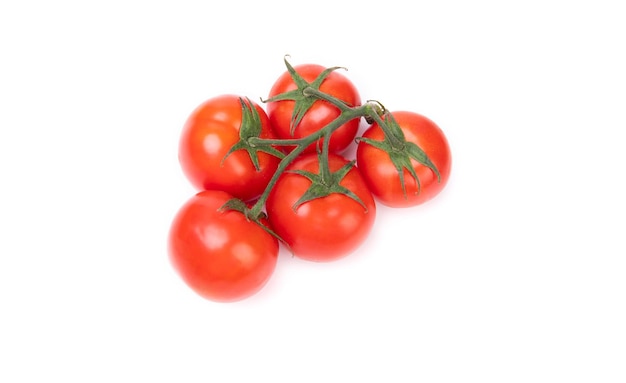 Alimento biologico a grappolo di pomodoro ciliegino rosso fresco isolato su bianco