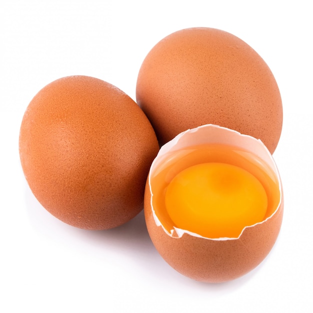 Alimento crudo delle uova crude del pollo isolato su bianco