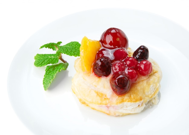 Alimento del ristorante isolato - pasta sfoglia della bacca della frutta