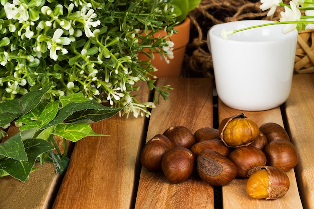 Alimento di autunno delle castagne su una tavola di legno