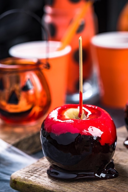 Alimento di Halloween della mela rossa della caramella