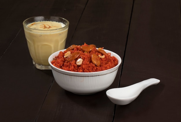 Alimento dolce indiano carota Halwa o Gajar Ka Halwa con latte