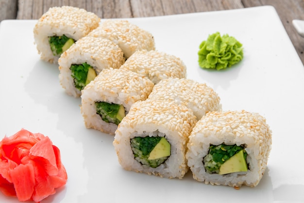Alimento e rotoli di sushi tradizionali giapponesi con frutti di mare freschi