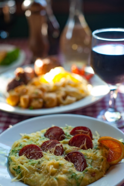 Alimento italiano di vario tipo servito su un tavolo con una tovaglia a quadretti