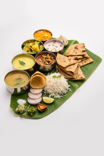 Alimento maharashtrian Thali o piatto. Pasto indiano in stile Mumbai?