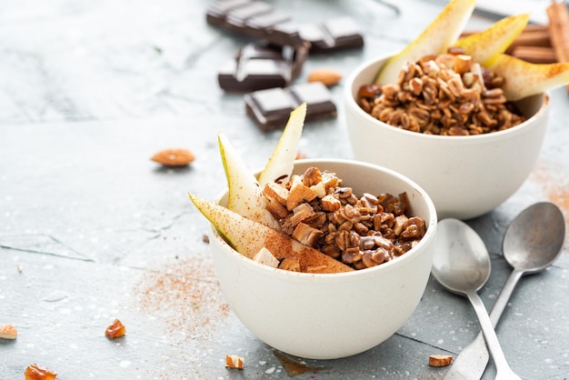 Alimento sano di dieta del porridge del cioccolato e della pera