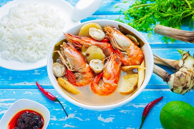 Alimento tailandese, minestra piccante del gamberetto di fiume o goong di Tom Yum sulla tavola di legno