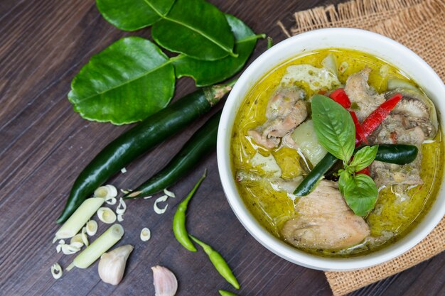 Alimento tradizionale e popolare tailandese, curry verde del pollo su fondo di legno.