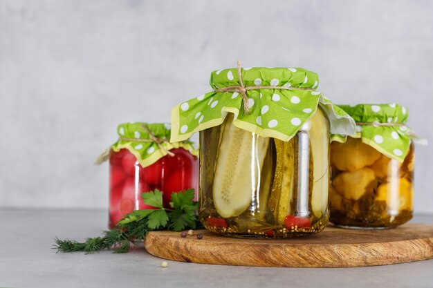 Alimento vegetariano conservato fermentato in barattoli di vetro sul soggiorno di legno. Il concetto di cibo in scatola.