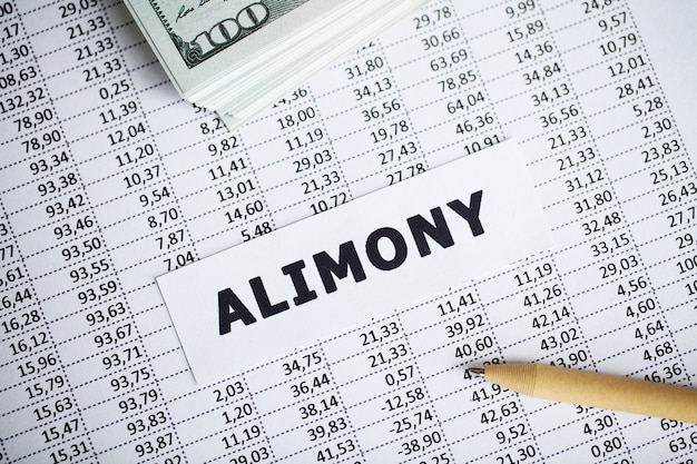 Alimony scritto su carta bianca