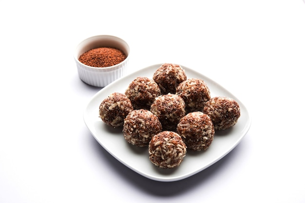 Aliv Laddu, Halim Ladoo o Garden crescione Seed Sweet Balls un alimento molto nutriente in inverno o per neomamme. cibo popolare dall'India. servito in una ciotola o piatto