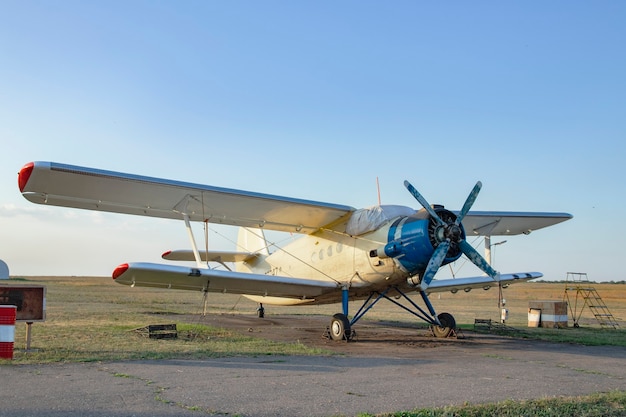 All'aerodromo si trova un piccolo velivolo sportivo An-2 per l'addestramento dei piloti e il lancio con il paracadute