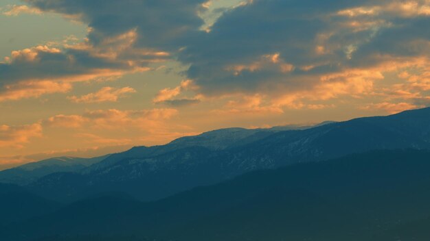 All'alba sopra le montagne nuvole colorate alla deriva al tramonto o all'alba cielo pan