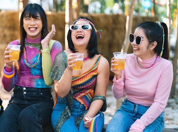 All'aperto Amici felici in festa estiva l'amicizia che va in giro con un drink festeggia il brindisi divertendosi al festival musicale Vacanze estive