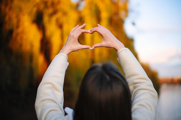 All'aperto ottobre bella donna stile di vita Ritratto di giovane bella signora sullo sfondo della natura dorata