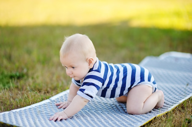 All&#39;aperto ritratto di strisciare bambino