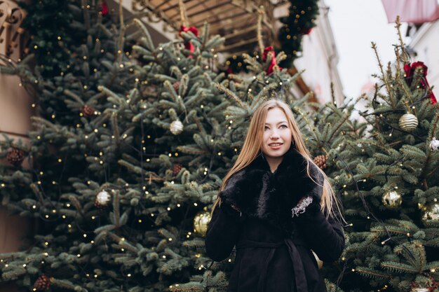 All'aperto vicino sul ritratto della donna nelle decorazioni di natale