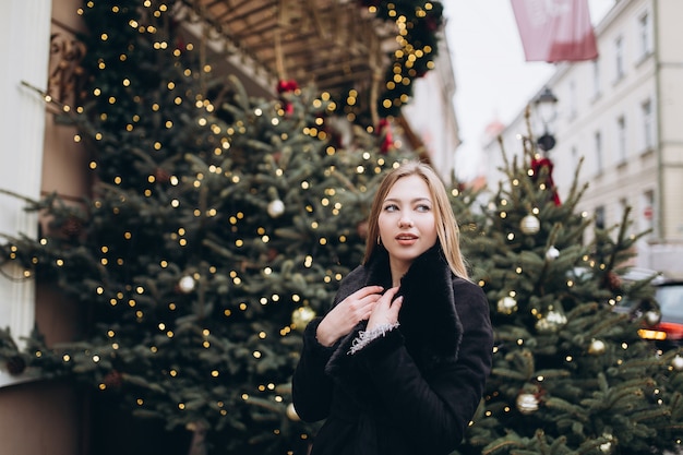 All'aperto vicino sul ritratto della donna nelle decorazioni di natale