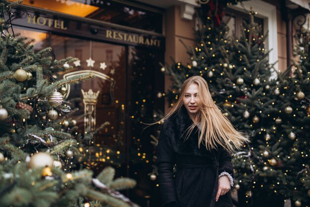 All'aperto vicino sul ritratto della donna nelle decorazioni di natale