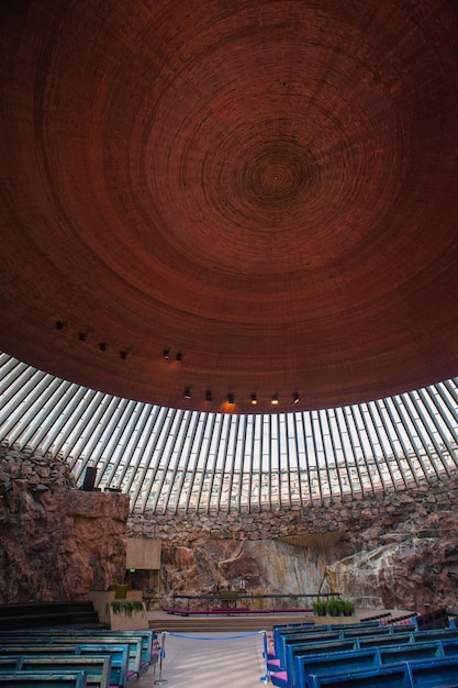 All'interno della chiesa del silenzio di Kampin Kappeli a Helsinki.