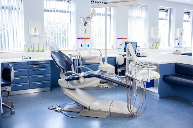 Foto all&#39;interno della clinica con sedie, computer e strumenti per dentisti