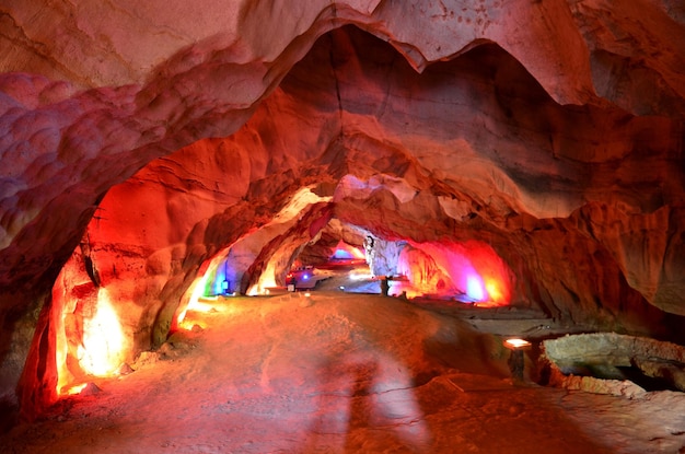 All'interno della grotta di Tham Pha Nang Khoi della leggenda dell'amore di una donna che ha aspettato il suo amante fino a quando non si è trasformata in pietra per la visita delle persone e il luogo di viaggio a Phrae Thailandia