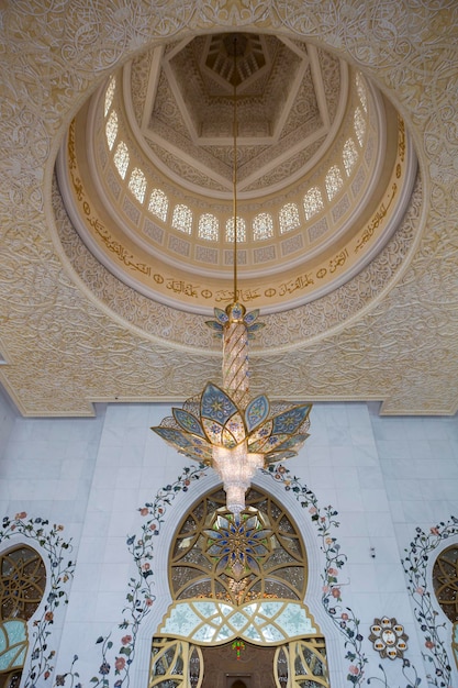 All'interno della Moschea Sheikh Zayed ad Abu Dhabi