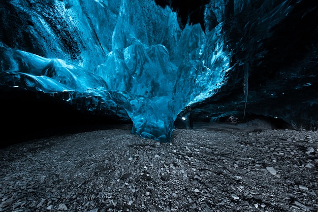 All'interno di una grotta di ghiaccio in Islanda