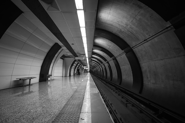 All'interno di una stazione della metropolitana