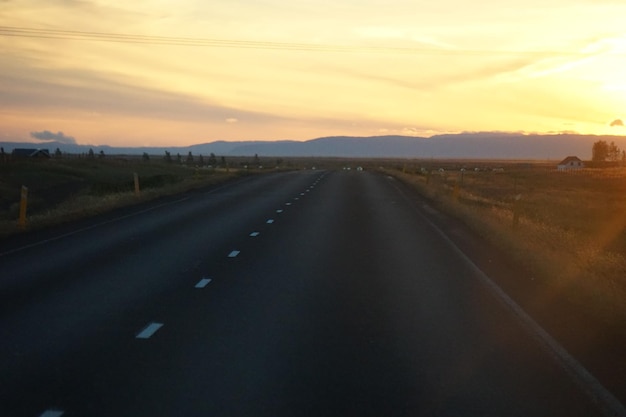 Alla guida di un'auto al tramonto