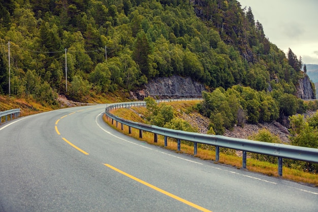 Alla guida di un'auto su una tortuosa strada di montagna Vista dal parabrezza Natura della Norvegia