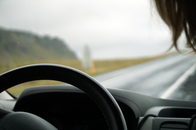 Alla guida di una prospettiva di auto di un effetto bokeh conducente