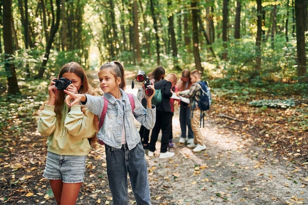 Alla ricerca di un percorso Bambini nella foresta verde durante il giorno d'estate insieme