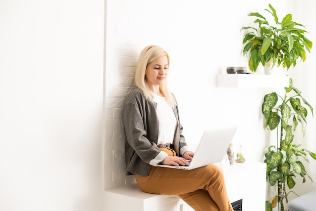 Alla ricerca di una nuova soluzione, donna con laptop.