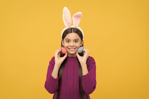 Alla ricerca di uova bambino divertente nelle orecchie di lepre ragazza adolescente indossare costume da coniglio caccia al coniglietto di pasqua