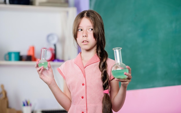 Alla scoperta della cura torna a scuola biologia educazione scuola laboratorio piccola ragazza allievo con pallone chimico Utilizzare la nuova tecnologia lezione di scienze ragazza in classe di chimica con provetta