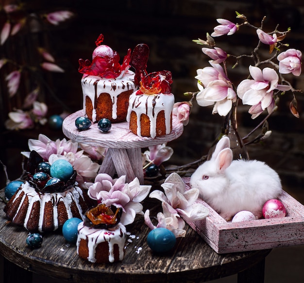 Alla vigilia di Pasqua, torte pasquali appena sfornate decorate con vasi di caramello e uova di Pasqua.