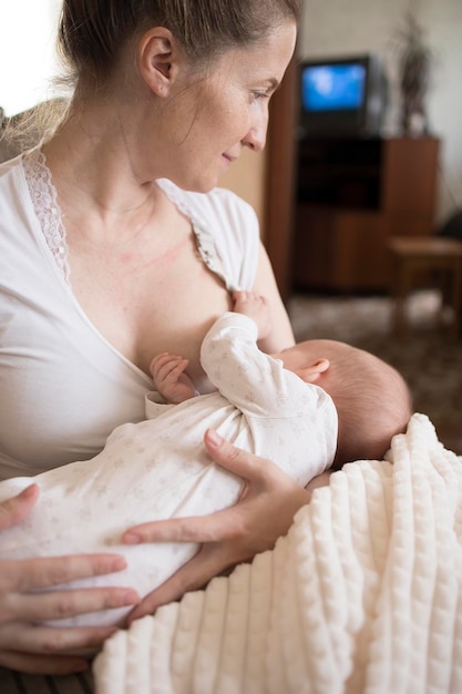 Allattamento al seno mamma felice e bambino a casa