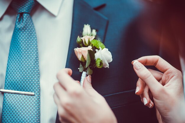 Allega il bouquet da sposa della sposa